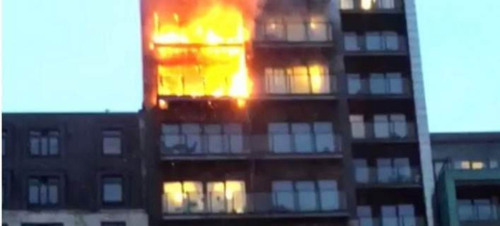  Ξέσπασε πυρκαγιά σε 12ώροφη πολυκατοικία στο Μάντσεστερ (εικόνες, βίντεο)